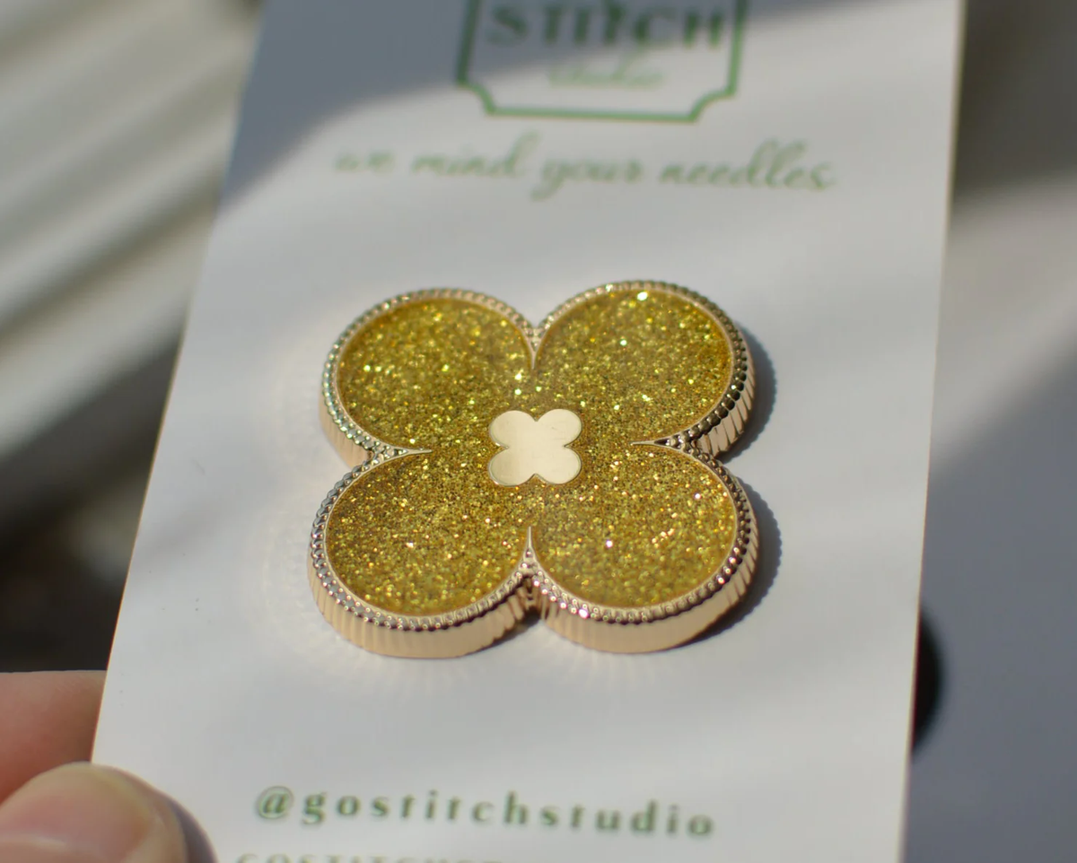 Gold Clover Needle Minder