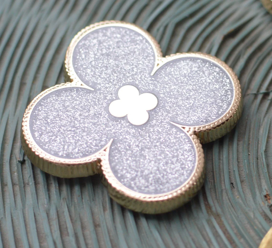 Silver Clover Needle Minder